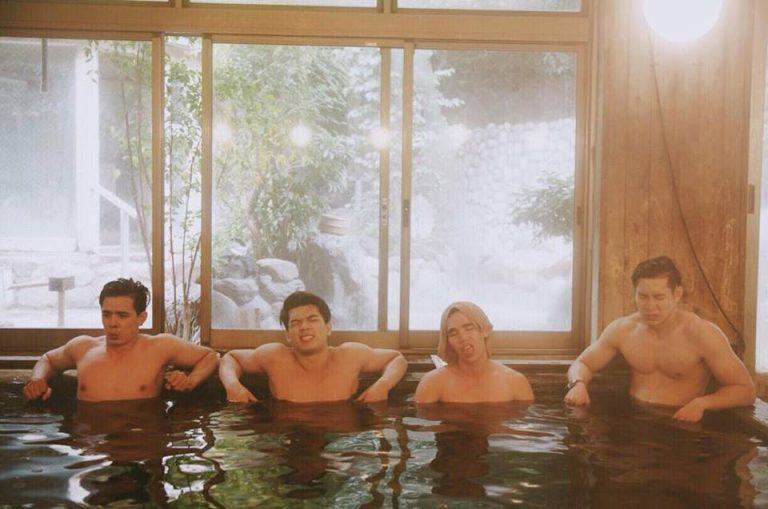 คลิปสุดเจ๋ง ! 4 หนุ่มหล่อ แมน หุ่นเป๊ะ พาเที่ยว “ทริปญี่ปุ่น” เล่นเกม แพ้ถอดเสื้อผ้า ฟินดีเหมือนกันนะ ?