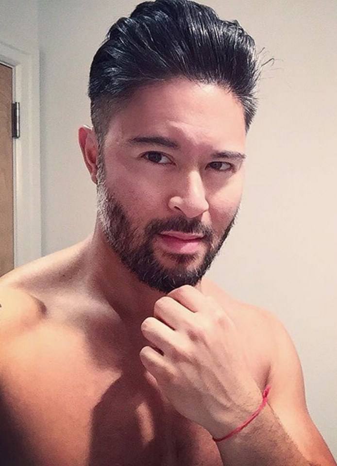 [OMGBoy004][18+] หนุ่มหมีวัย 40 หลายคนคงไม่ชอบ แต่ลุง Sid แตกต่าง ลุงนุ่มนวล งานละเอียด ช้าเนิบละมุน ทั้งวงการเกย์บอกว่าลุงกล้ามฟิต 9inches นึกถึงความขม ข้นเหนียวบนใบหน้า