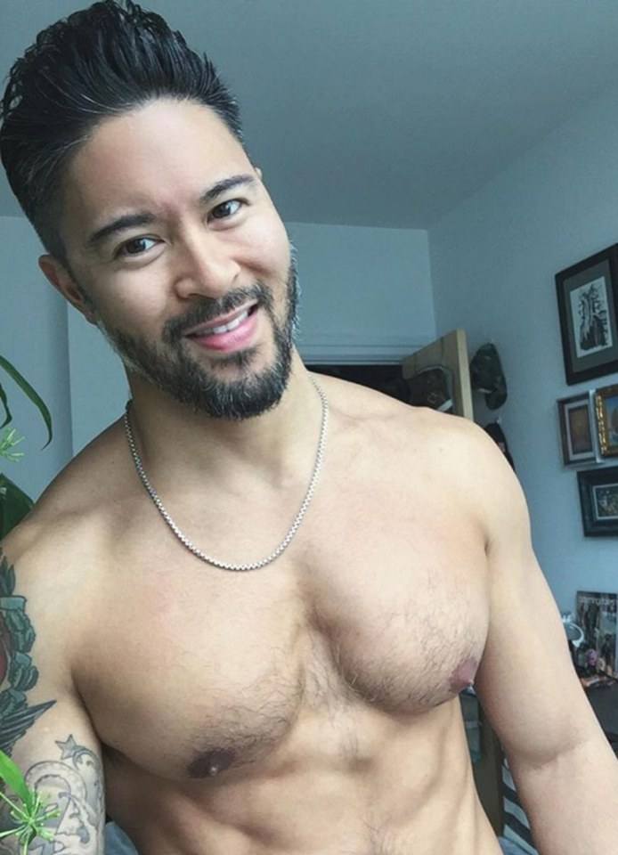 [OMGBoy004][18+] หนุ่มหมีวัย 40 หลายคนคงไม่ชอบ แต่ลุง Sid แตกต่าง ลุงนุ่มนวล งานละเอียด ช้าเนิบละมุน ทั้งวงการเกย์บอกว่าลุงกล้ามฟิต 9inches นึกถึงความขม ข้นเหนียวบนใบหน้า