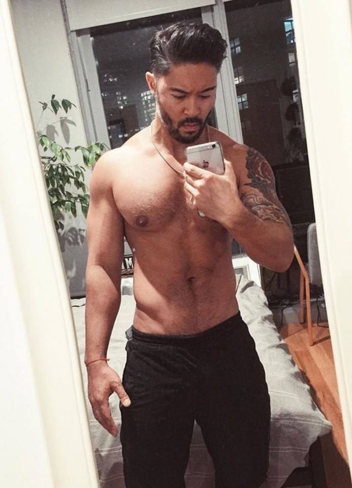 [OMGBoy004][18+] หนุ่มหมีวัย 40 หลายคนคงไม่ชอบ แต่ลุง Sid แตกต่าง ลุงนุ่มนวล งานละเอียด ช้าเนิบละมุน ทั้งวงการเกย์บอกว่าลุงกล้ามฟิต 9inches นึกถึงความขม ข้นเหนียวบนใบหน้า