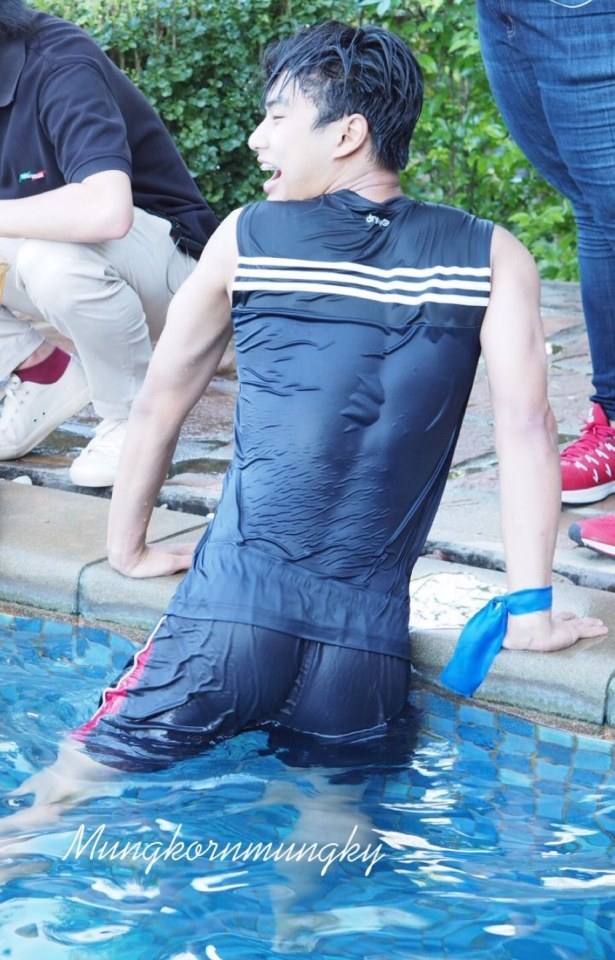 Excuse me cuse me babe cuse me cuse me