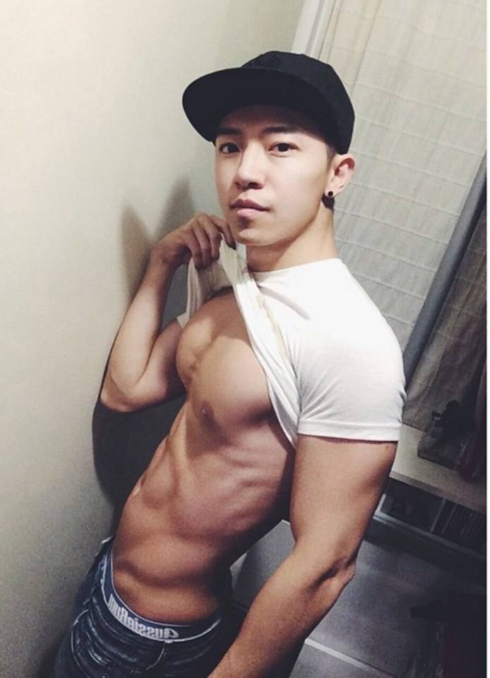 [OMGBoy010][18+] ร่องนมอันน่าสูดดม ปลายนมที่อดกลืนน้ำลายไม่ได้ ทำให้อดจินตนาการณ์ถึงเวลาที่ใช้บนเตียงกับหนุ่มคนนี้ไม่ได้