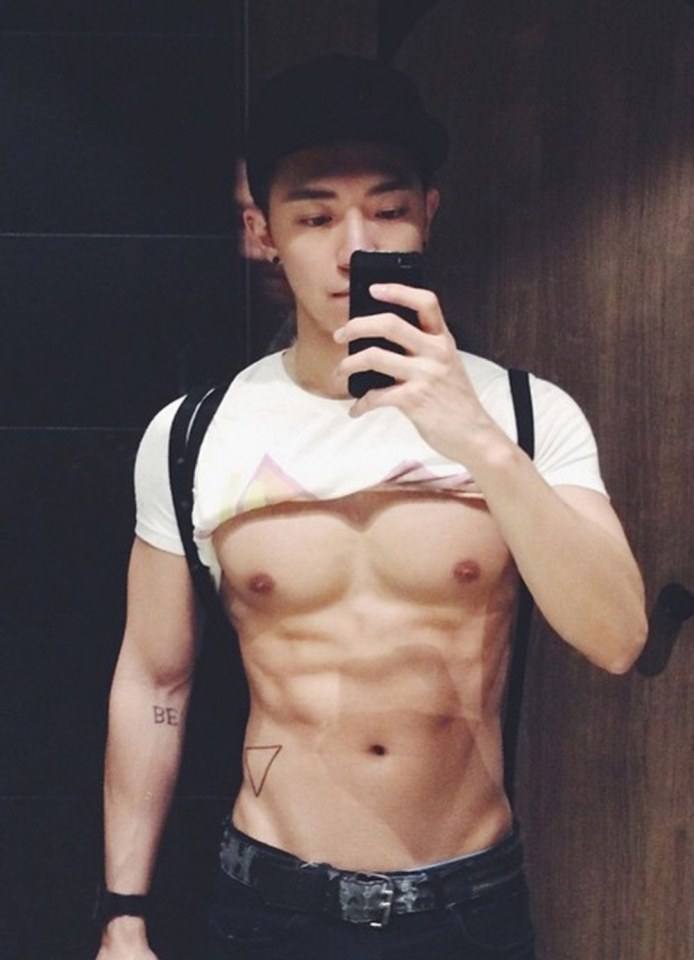 [OMGBoy010][18+] ร่องนมอันน่าสูดดม ปลายนมที่อดกลืนน้ำลายไม่ได้ ทำให้อดจินตนาการณ์ถึงเวลาที่ใช้บนเตียงกับหนุ่มคนนี้ไม่ได้