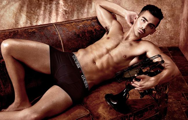 ฟินเจ็ดตลบ โจ โจนัส สลัดผ้า ถ่ายแบบชุดชั้นใน GUESS 2017