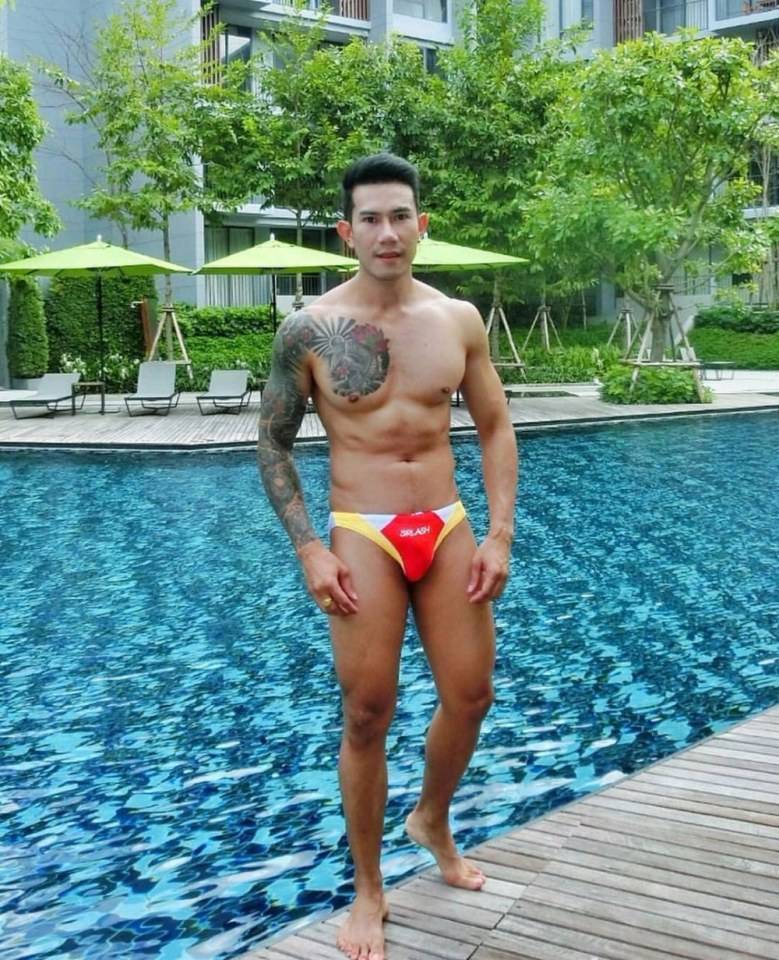 คลั่งชายชอบโชว์