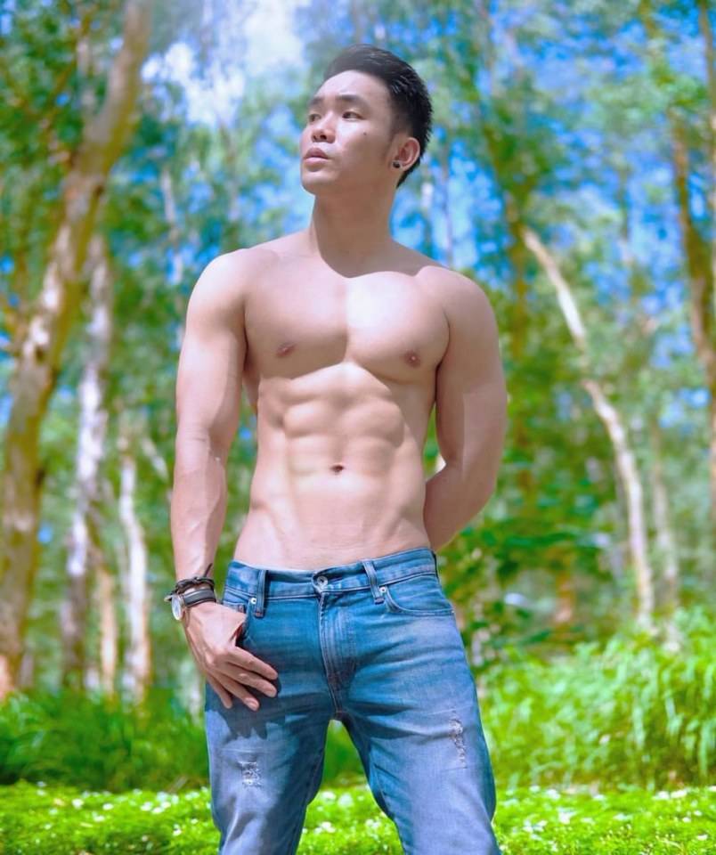 คลั่งชายชอบโชว์