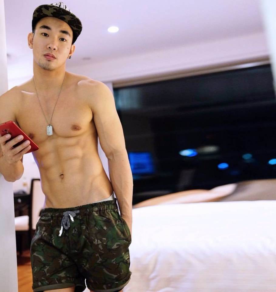 คลั่งชายชอบโชว์