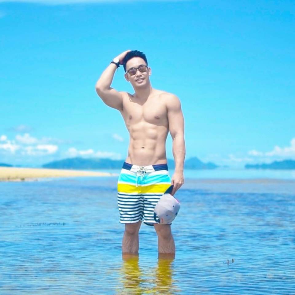คลั่งชายชอบโชว์