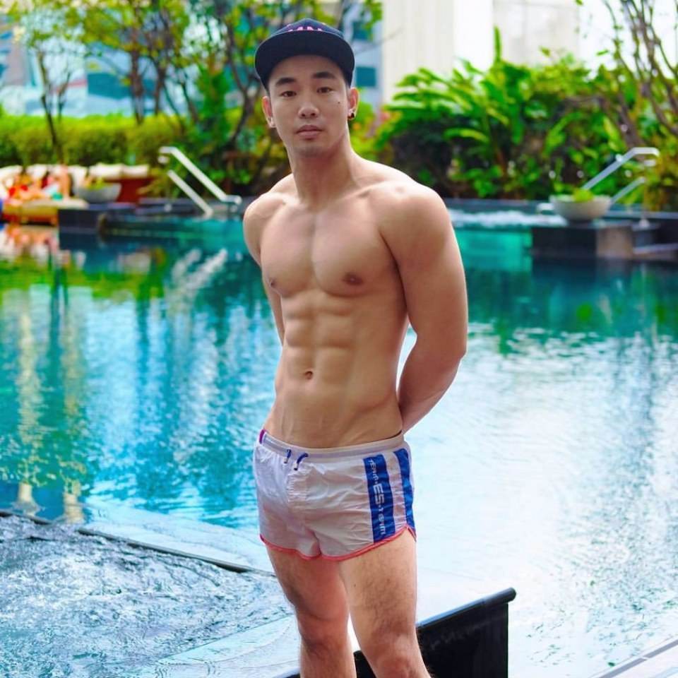 คลั่งชายชอบโชว์
