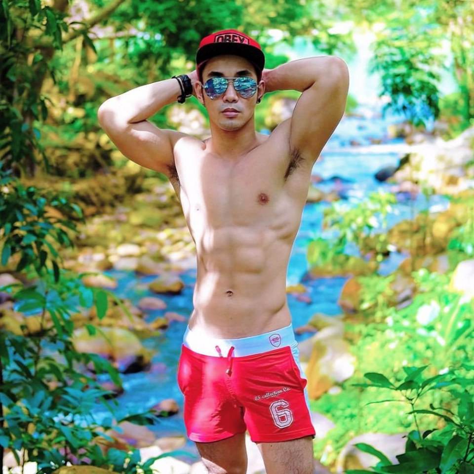 คลั่งชายชอบโชว์