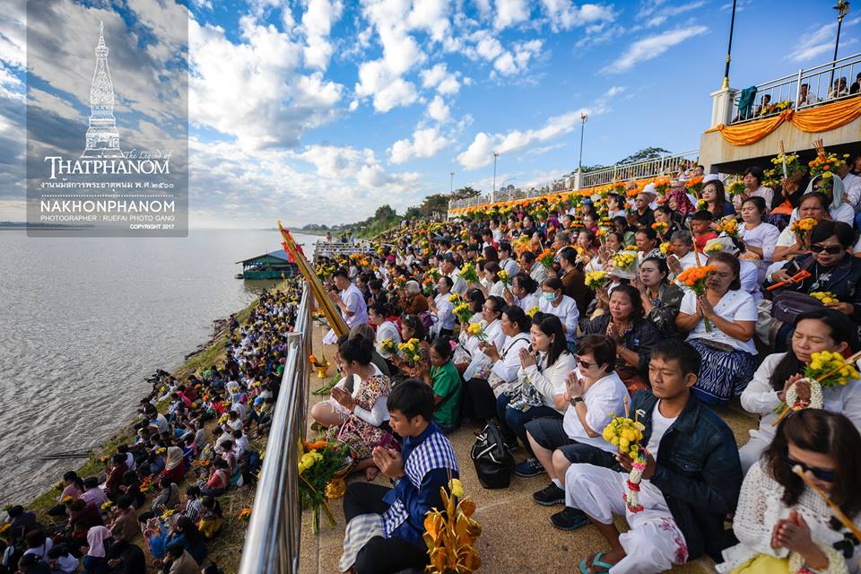 ประชาชนมาอย่างเนืองแนนทั้งฝั่งไทยและลาว