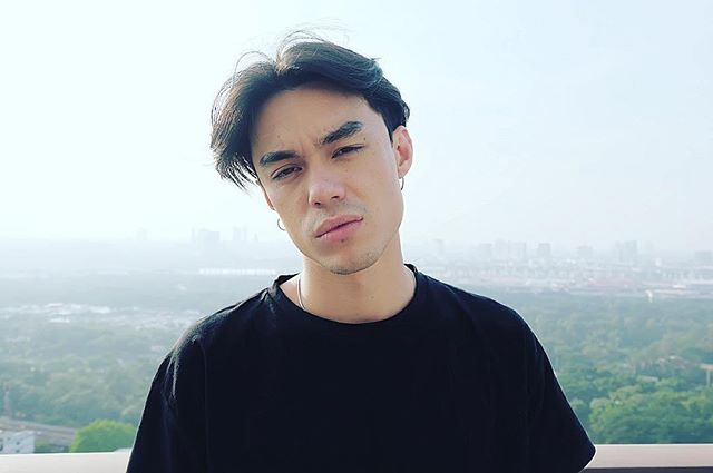 ส่องหนุ่มหล่อลุคแบดบอย "เบนจมิน วาร์นี" ไอ้จิตจากซีรีส์ "หัวใจและไกปืน"
