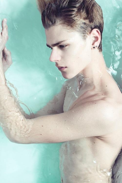 เลือกได้แค่ 1 : หล่อเทพ