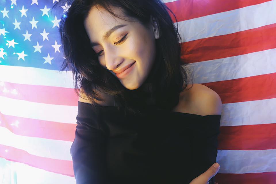มาอัพเดตความสวยแซบของนักร้องสาวพริ้มจันทร์ทิพย์นอกจากจะย้ายค่ายมาอยู่GrandMusikแล้วงานนี้พริ้มยังเปิดตัวธุรกิจร้านกาแฟBevbarสุดชิคเอาใจวัยรุ่นวัยทำงานอีกด้วย