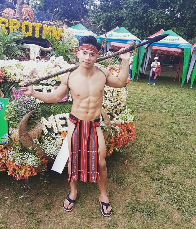 หนุ่มฟิลิปินส์ เดินโชว์หุ่นแซ่บ...!! งานประเพณีพื้นบ้าน