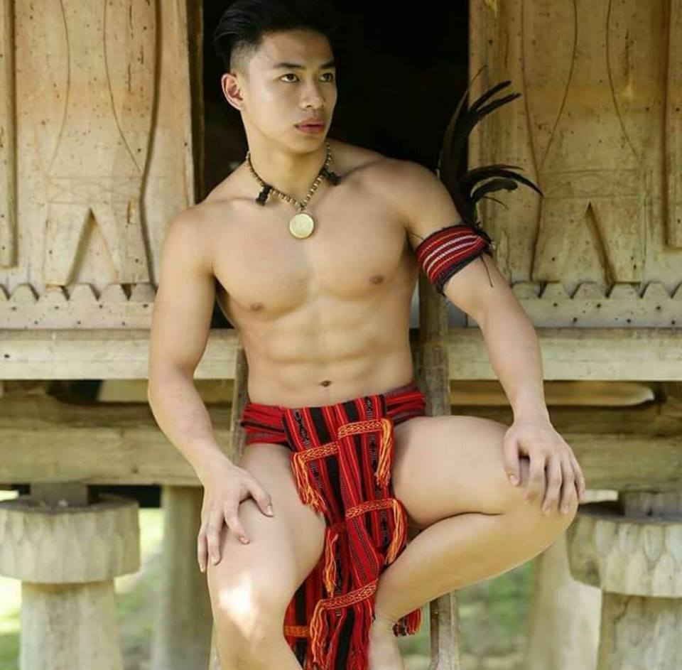หนุ่มฟิลิปินส์ เดินโชว์หุ่นแซ่บ...!! งานประเพณีพื้นบ้าน