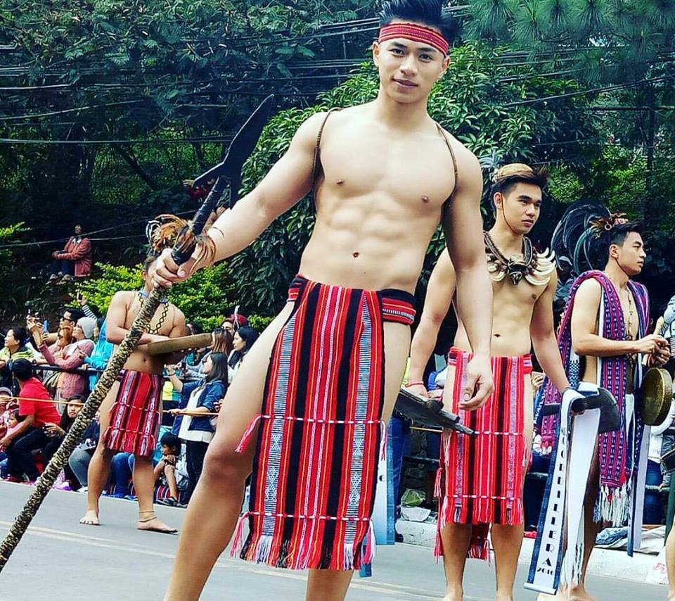 หนุ่มฟิลิปินส์ เดินโชว์หุ่นแซ่บ...!! งานประเพณีพื้นบ้าน