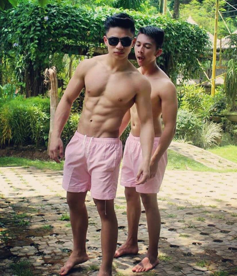 หนุ่มฟิลิปินส์ เดินโชว์หุ่นแซ่บ...!! งานประเพณีพื้นบ้าน