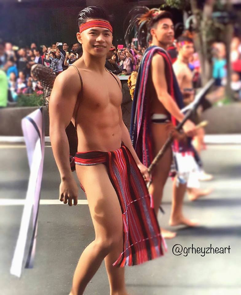 หนุ่มฟิลิปินส์ เดินโชว์หุ่นแซ่บ...!! งานประเพณีพื้นบ้าน