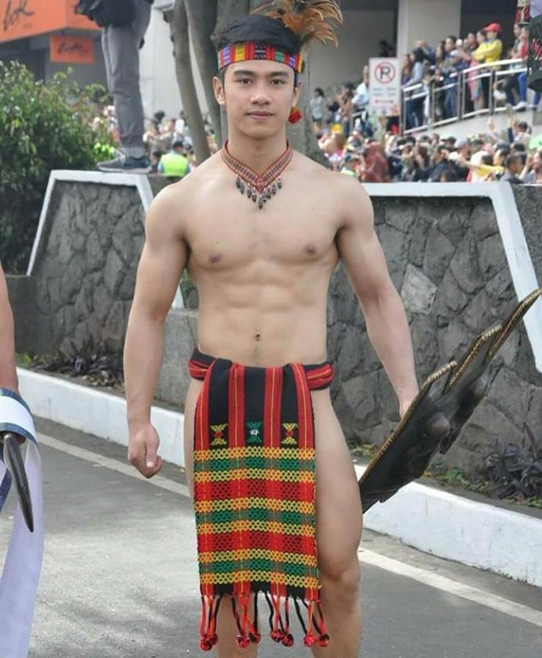 หนุ่มฟิลิปินส์ เดินโชว์หุ่นแซ่บ...!! งานประเพณีพื้นบ้าน