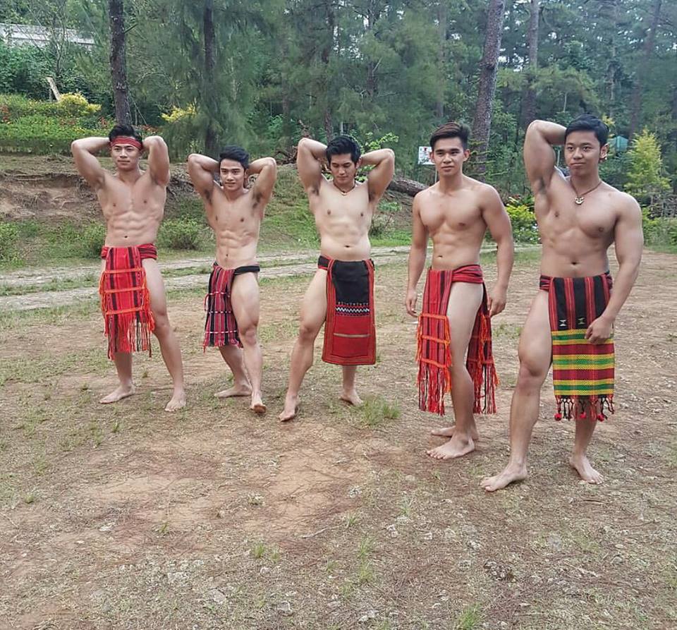 หนุ่มฟิลิปินส์ เดินโชว์หุ่นแซ่บ...!! งานประเพณีพื้นบ้าน