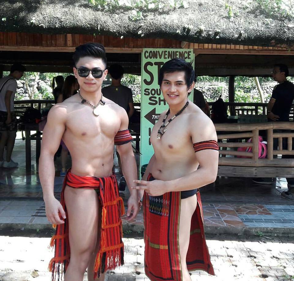หนุ่มฟิลิปินส์ เดินโชว์หุ่นแซ่บ...!! งานประเพณีพื้นบ้าน