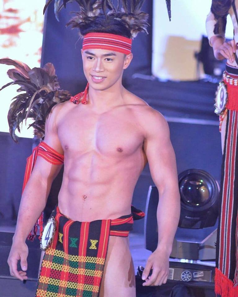 หนุ่มฟิลิปินส์ เดินโชว์หุ่นแซ่บ...!! งานประเพณีพื้นบ้าน