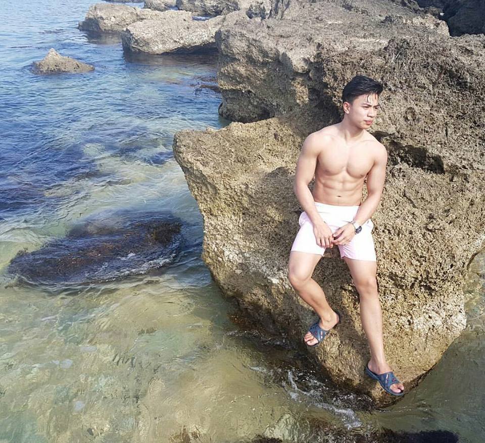 หนุ่มฟิลิปินส์ เดินโชว์หุ่นแซ่บ...!! งานประเพณีพื้นบ้าน