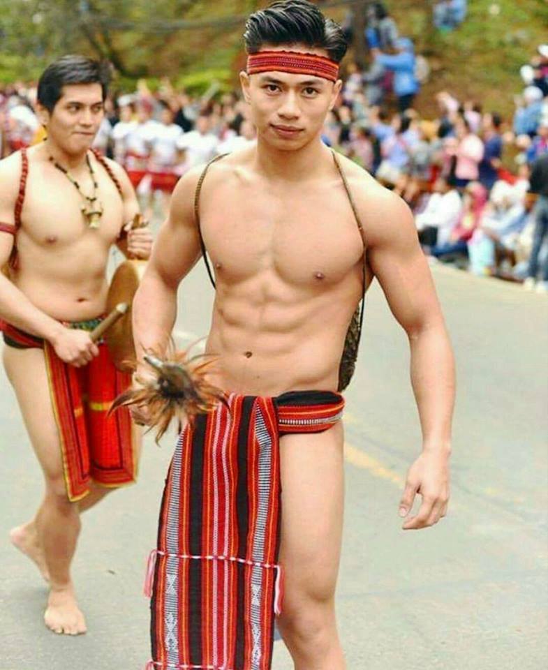 หนุ่มฟิลิปินส์ เดินโชว์หุ่นแซ่บ...!! งานประเพณีพื้นบ้าน