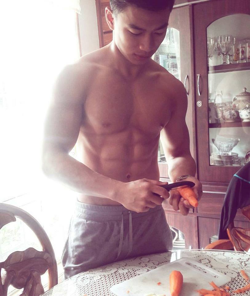 หนุ่มฟิลิปินส์ เดินโชว์หุ่นแซ่บ...!! งานประเพณีพื้นบ้าน