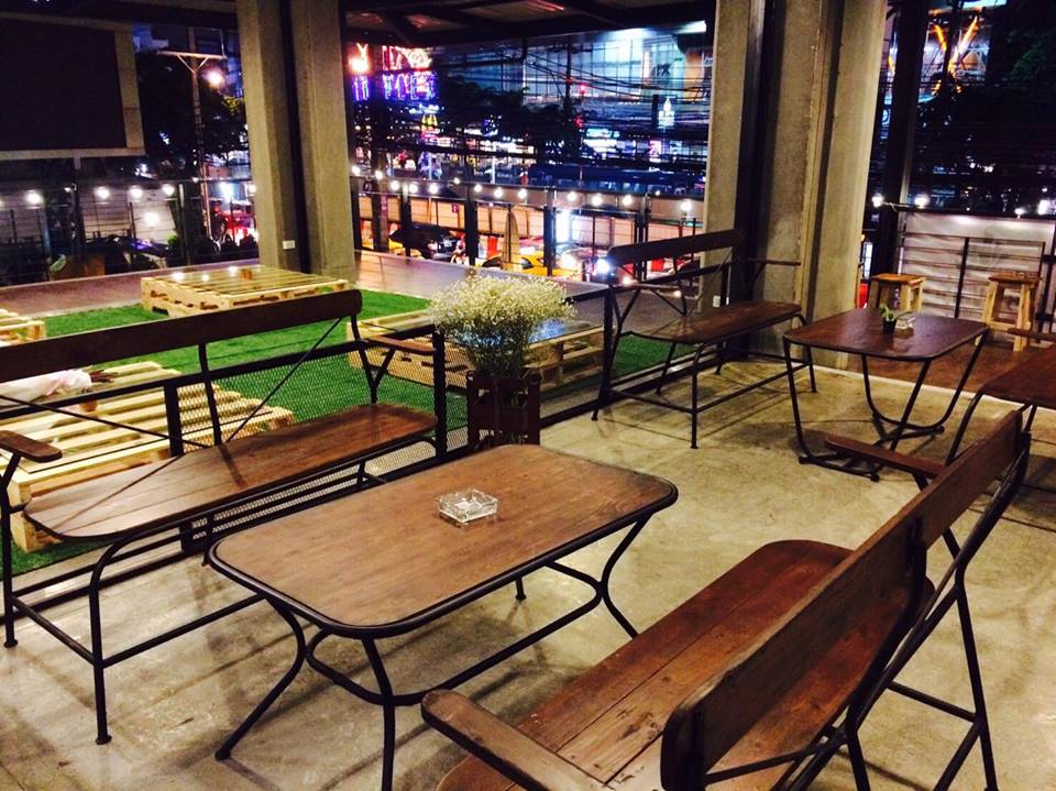 Bevbar ร้านกาแฟสุดชิคตามสไตล์คนเมืองที่เปิดเอาใจวัยรุ่นและวัยทำงานด้วยบรรยากาศของร้านที่แสนน่ารักพร้อมอาหารและเครื่องดื่มที่อร่อยถูกปากแถมราคายังสบายกระเป๋าแน่นอน