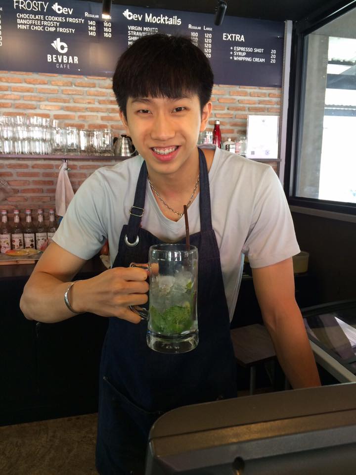 Bevbar ร้านกาแฟสุดชิคตามสไตล์คนเมืองที่เปิดเอาใจวัยรุ่นและวัยทำงานด้วยบรรยากาศของร้านที่แสนน่ารักพร้อมอาหารและเครื่องดื่มที่อร่อยถูกปากแถมราคายังสบายกระเป๋าแน่นอน