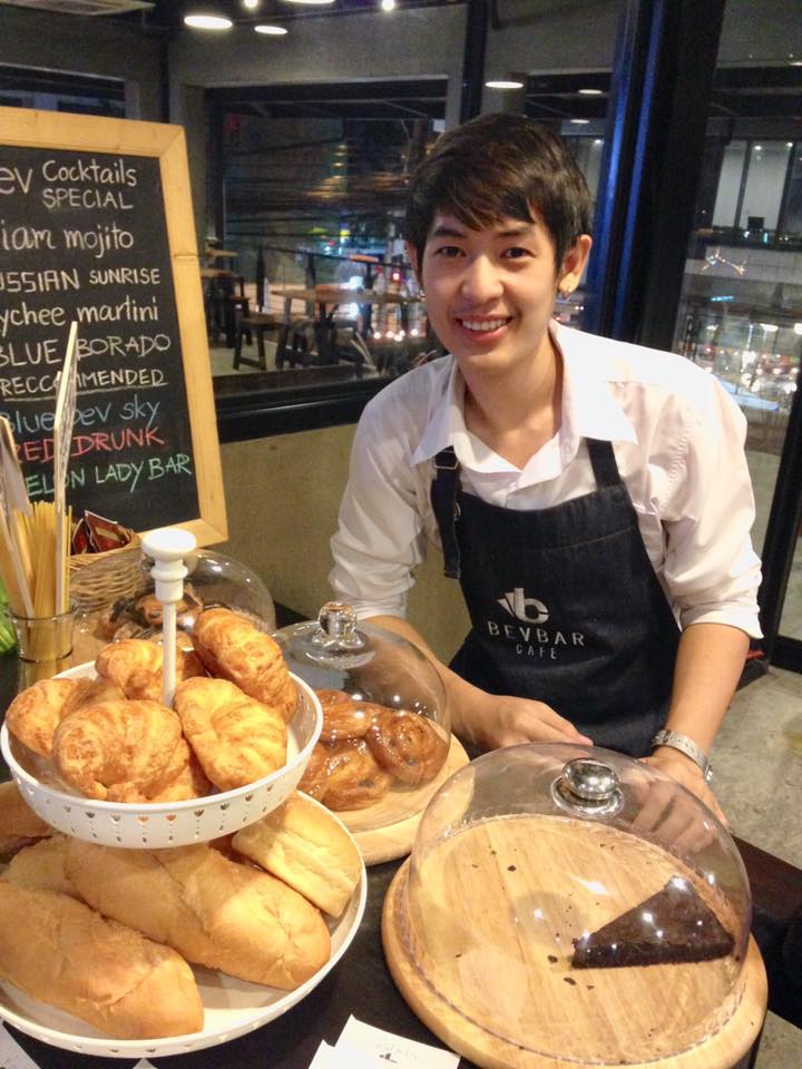 Bevbar ร้านกาแฟสุดชิคตามสไตล์คนเมืองที่เปิดเอาใจวัยรุ่นและวัยทำงานด้วยบรรยากาศของร้านที่แสนน่ารักพร้อมอาหารและเครื่องดื่มที่อร่อยถูกปากแถมราคายังสบายกระเป๋าแน่นอน