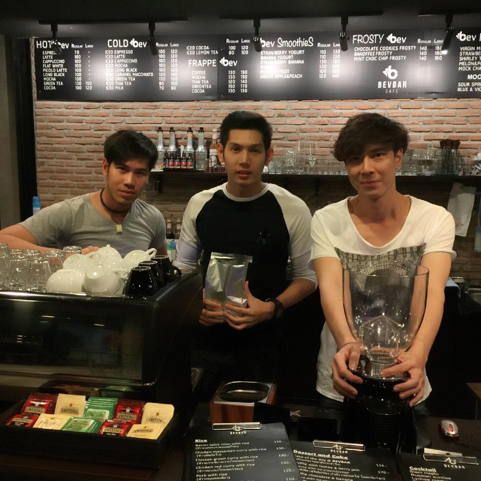 Bevbar ร้านกาแฟสุดชิคตามสไตล์คนเมืองที่เปิดเอาใจวัยรุ่นและวัยทำงานด้วยบรรยากาศของร้านที่แสนน่ารักพร้อมอาหารและเครื่องดื่มที่อร่อยถูกปากแถมราคายังสบายกระเป๋าแน่นอน
