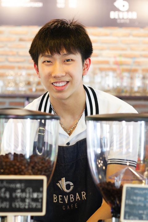 Bevbar ร้านกาแฟสุดชิคตามสไตล์คนเมืองที่เปิดเอาใจวัยรุ่นและวัยทำงานด้วยบรรยากาศของร้านที่แสนน่ารักพร้อมอาหารและเครื่องดื่มที่อร่อยถูกปากแถมราคายังสบายกระเป๋าแน่นอน