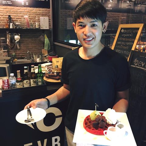 Bevbar ร้านกาแฟสุดชิคตามสไตล์คนเมืองที่เปิดเอาใจวัยรุ่นและวัยทำงานด้วยบรรยากาศของร้านที่แสนน่ารักพร้อมอาหารและเครื่องดื่มที่อร่อยถูกปากแถมราคายังสบายกระเป๋าแน่นอน