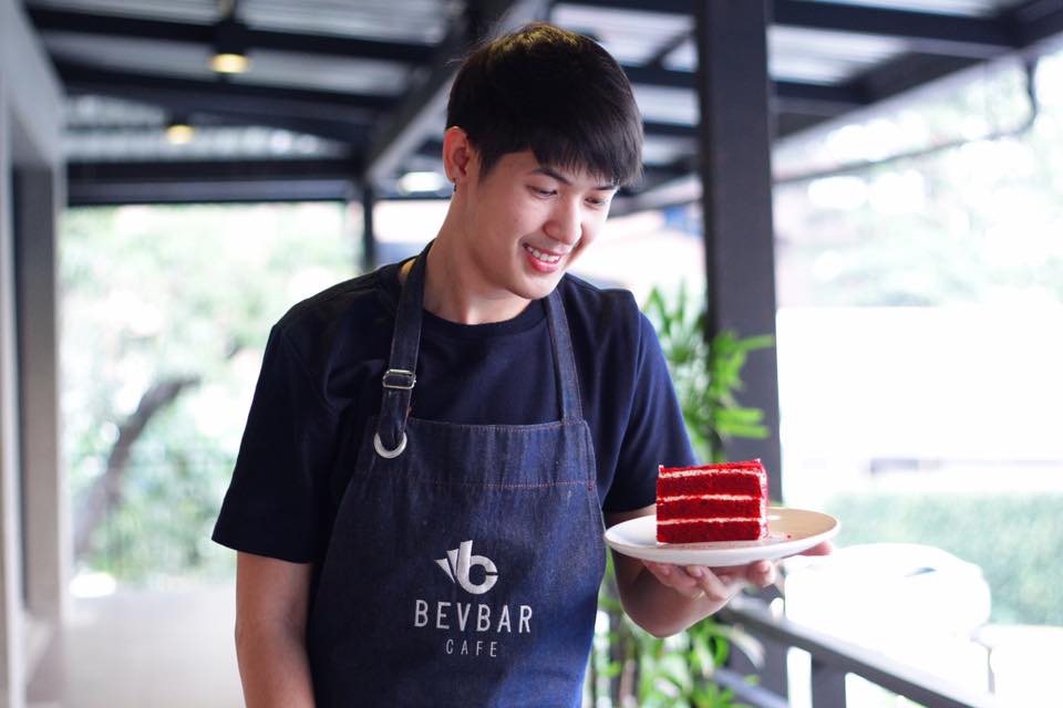 Bevbar ร้านกาแฟสุดชิคตามสไตล์คนเมืองที่เปิดเอาใจวัยรุ่นและวัยทำงานด้วยบรรยากาศของร้านที่แสนน่ารักพร้อมอาหารและเครื่องดื่มที่อร่อยถูกปากแถมราคายังสบายกระเป๋าแน่นอน