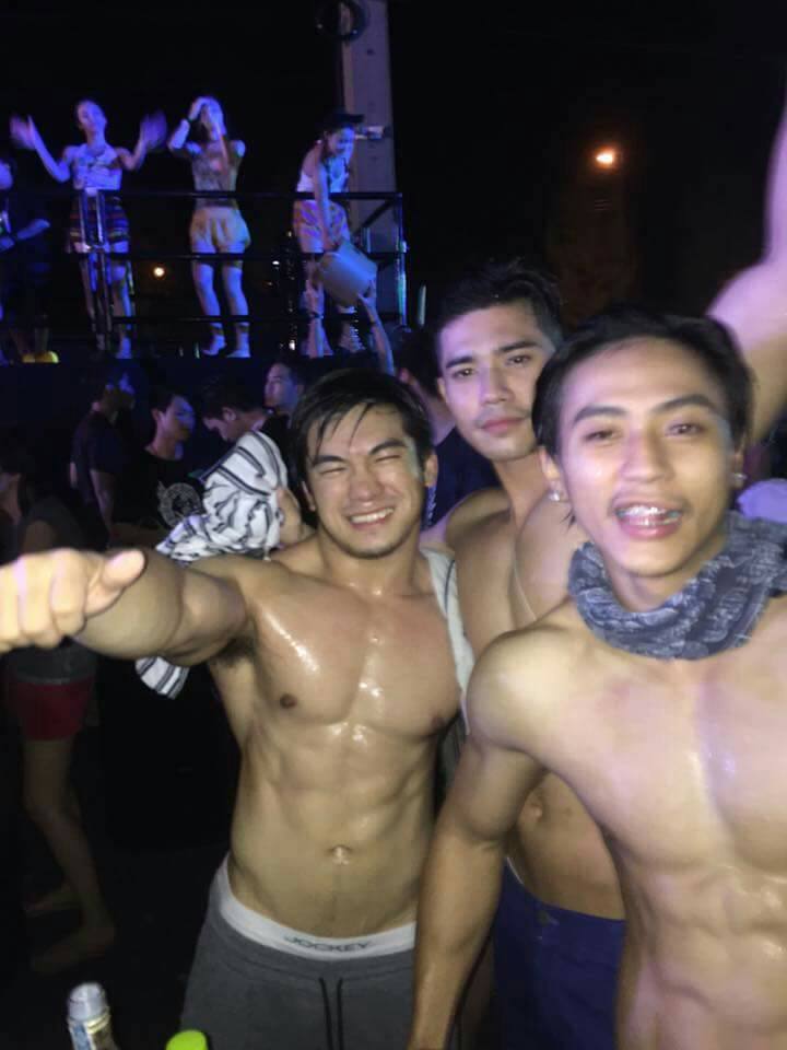 อกล่ำฉ่ำแฉะ