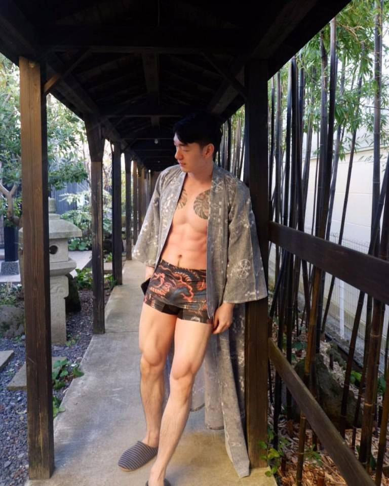 มากมายชายในโซลเชียล