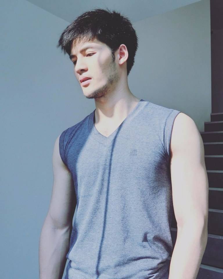 มากมายชายในโซลเชียล