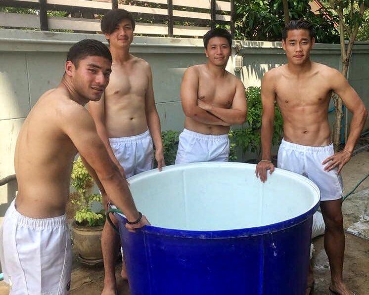 ร้อนจนต้องถอด