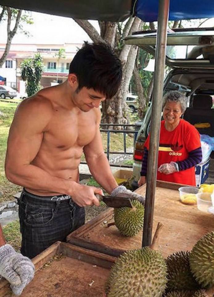 [OMGBoy019][18+] หนุ่ม Jordan Yeoh พ่อหนุ่มที่มีตำนานฉีกทุเรียน อีกคนที่ฉ่ำเยิ้มทุกครั้ง ที่จ้องมองไปที่หุ่นทรงของเค้า น่าจูบ น่าสัมผัส ฟูทุกครั้งเลยครับ