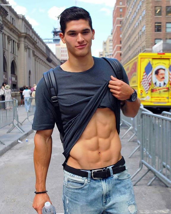 นายแบบหนุ่มมาแรง Trevor Signorino