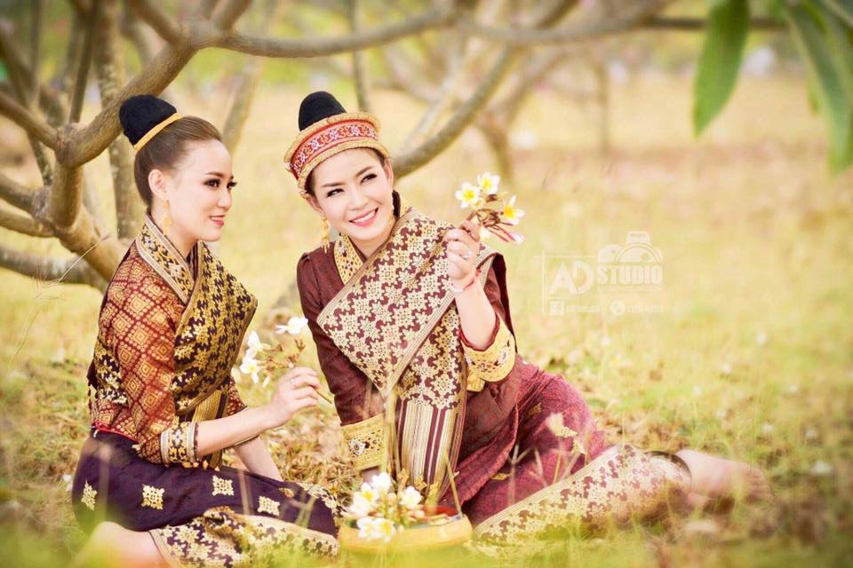 ສະບາຍດີປີໃໝ່สะบายดีปีใหม่2017,พี่น้องลาว-ไทยกับฮูปสาวลาวชุดลาวงามๆ