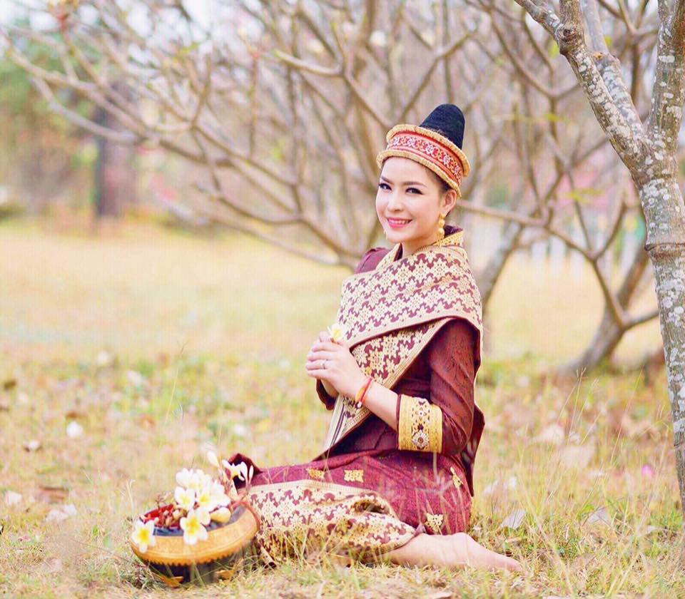 ສະບາຍດີປີໃໝ່สะบายดีปีใหม่2017,พี่น้องลาว-ไทยกับฮูปสาวลาวชุดลาวงามๆ