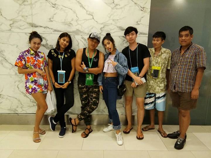 เดินไปทางไหนก็Hotไม่แพ้อากาศช่วงนี้เลยสำหรับพริ้ม จันทร์ทิพย์ ล่าสุดนำทีมแฟนคลับเล่นน้ำสงกรานต์งานนี้เห็นทีหนุ่มๆในงานคงได้ปะแป้งพริ้ม จันทร์ทิพย์สมใจอยากกันเลยทีเดียว