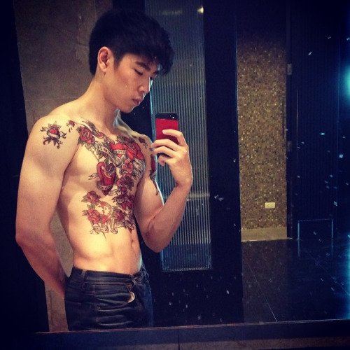 ผู้ชายที่มีรอยสัก 1,607