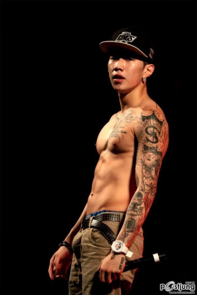 ผู้ชายที่มีรอยสัก 1,607