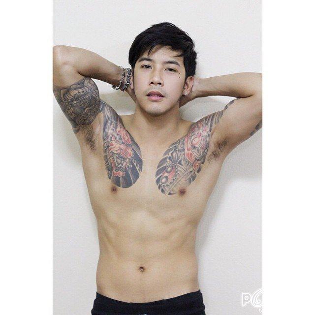 ผู้ชายที่มีรอยสัก 1,607