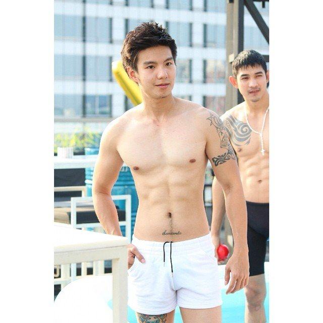 ผู้ชายที่มีรอยสัก 1,607
